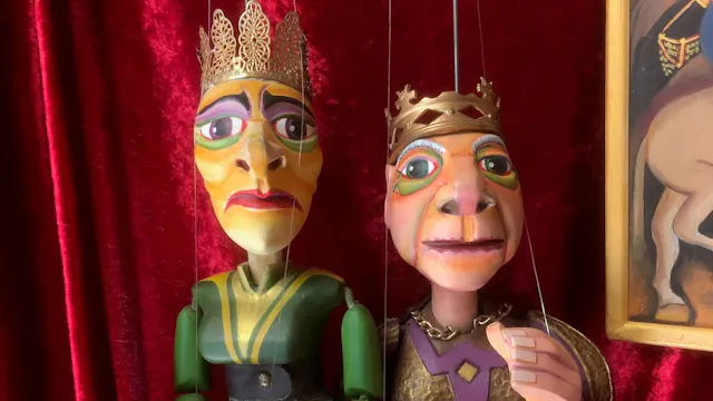 Twee stangpoppen uit de voorstelling