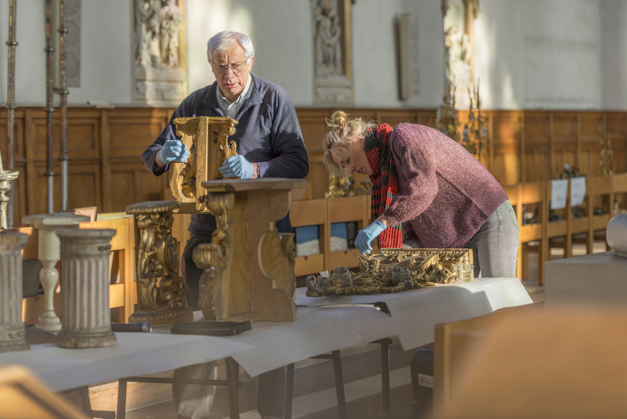 Monumentenwacht Oost-Vlaanderen aan het opruimen in het klein begijnhof in Gent