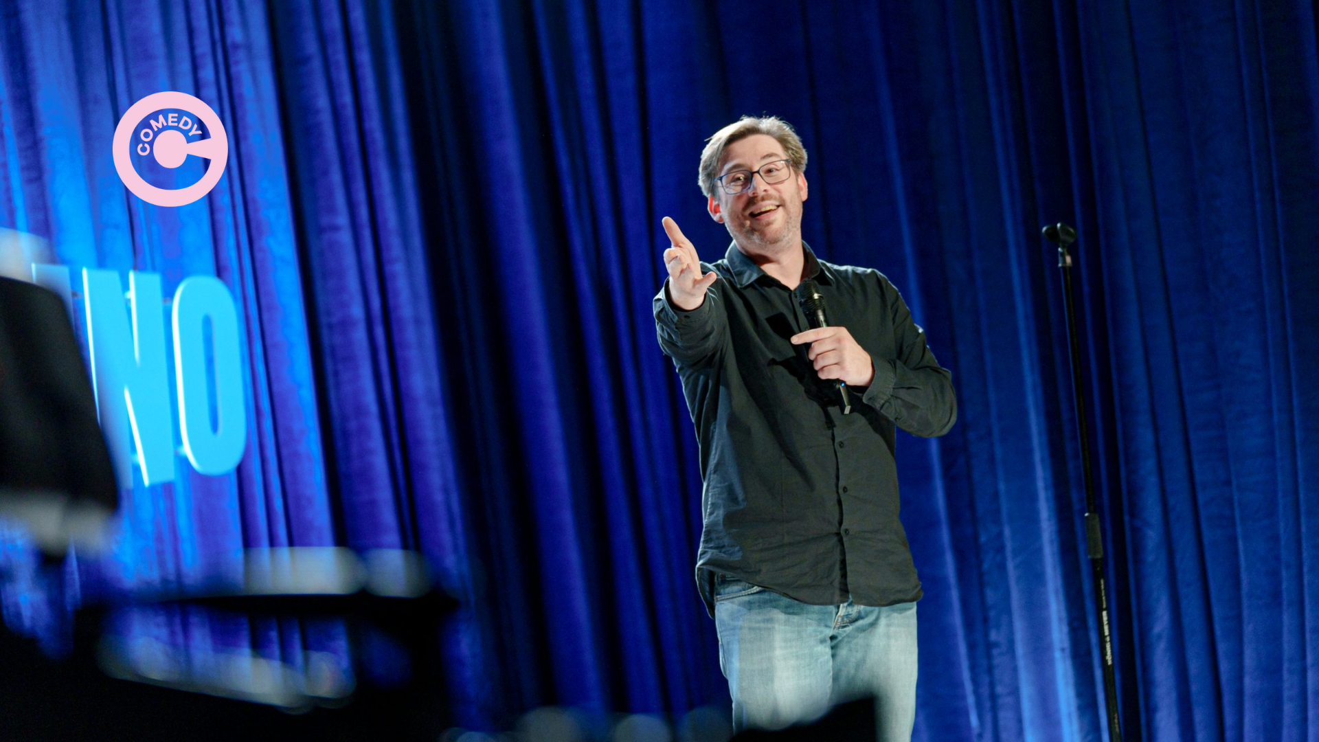 Comedy Café - Denis Nowé, Jan-Bart De Muelenaere, Emma van Puffelen en MC Tom Cools