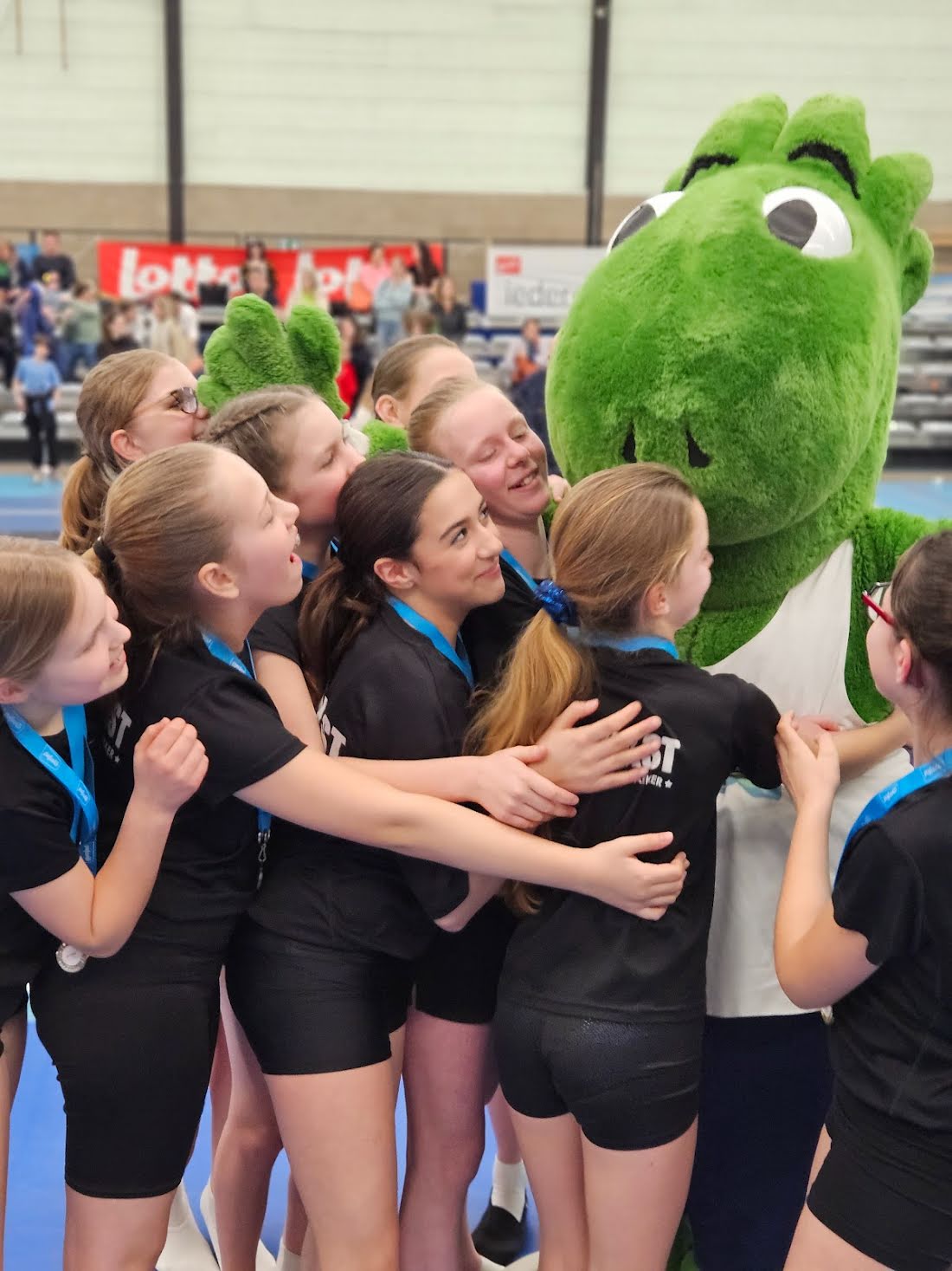 Medaillewinnaars met mascotte Gymbo