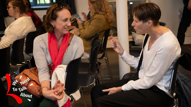 2 pratende vrouwelijke bezoekers op een activiteit van het Geuzenhuis