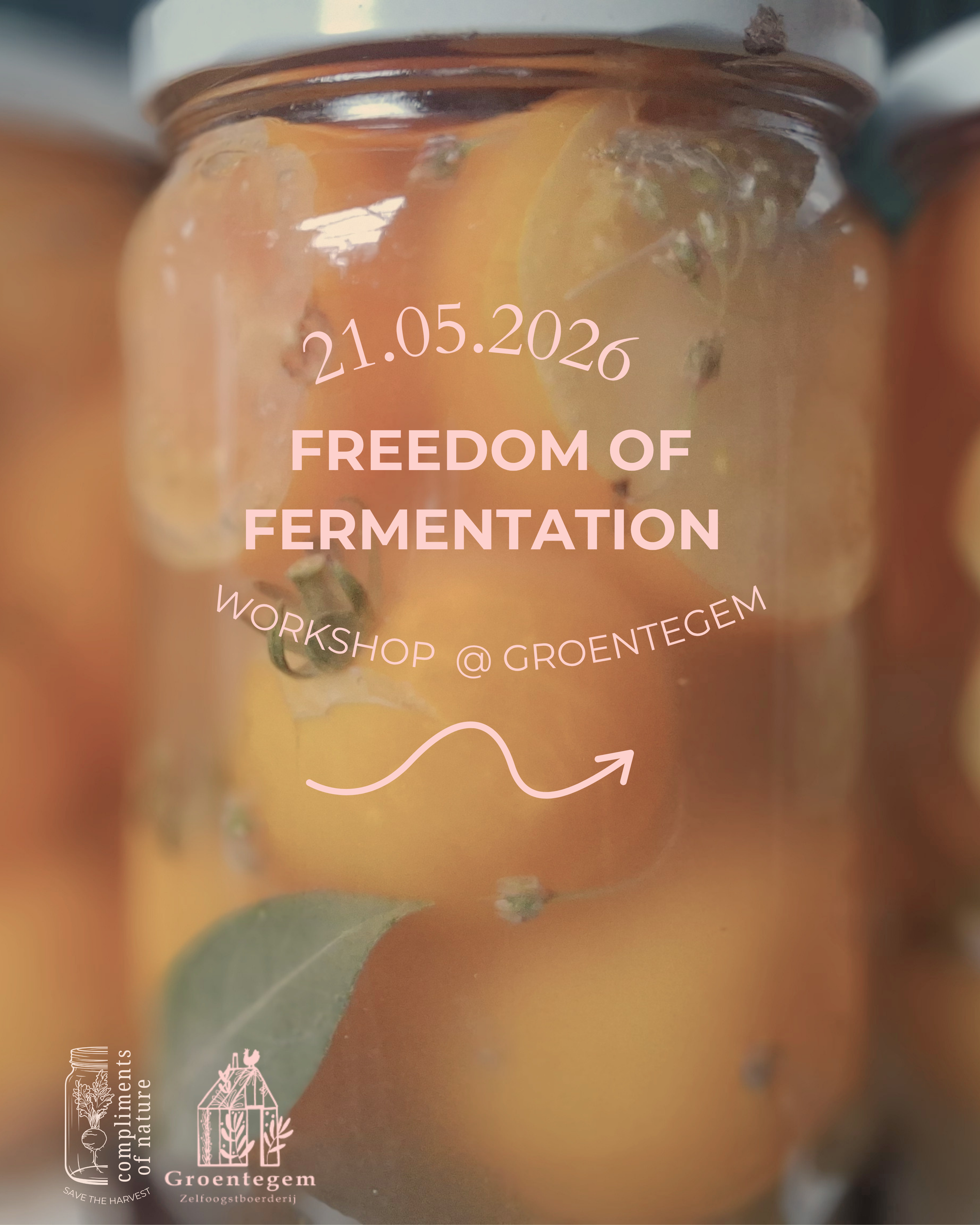 Een mooie bokaal met ingelegde gele tomaten 