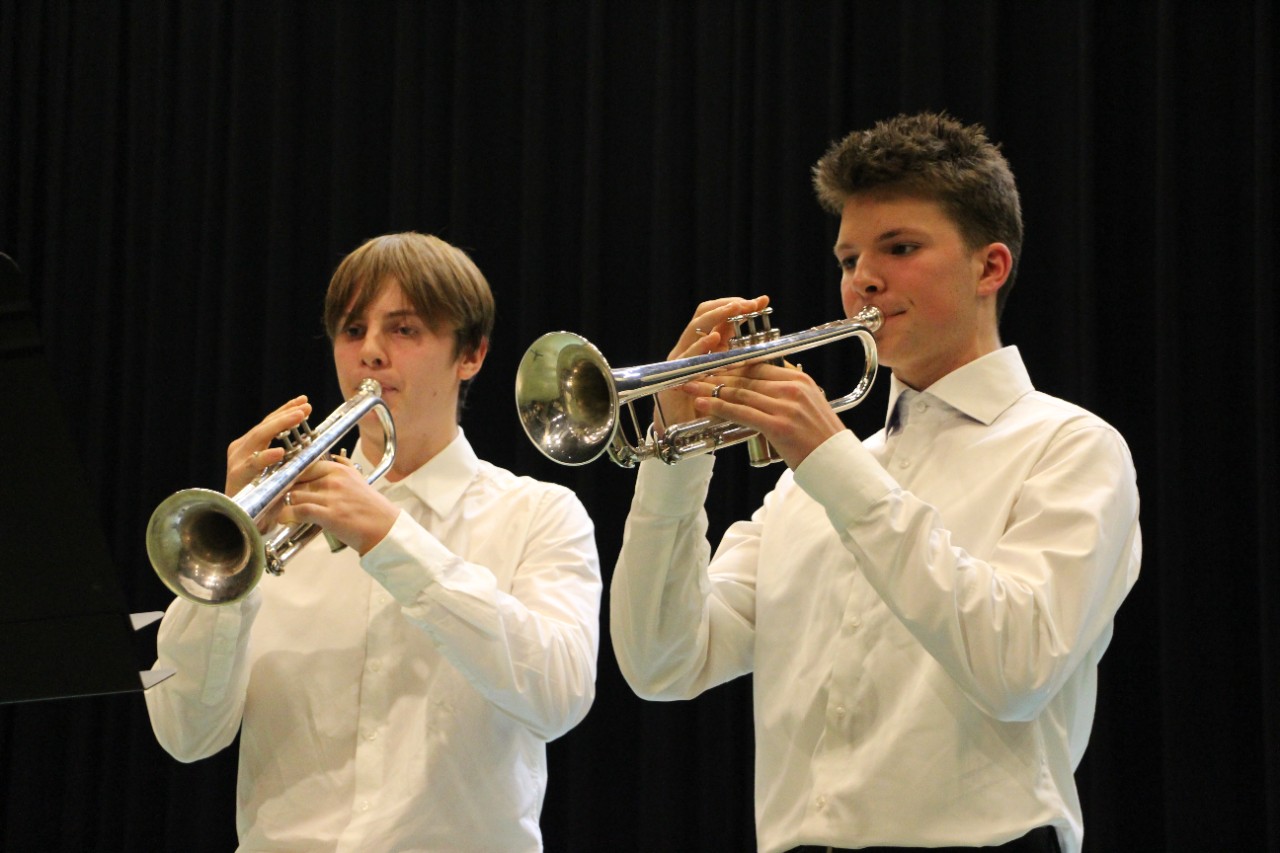 Twee tieners spelen trompet