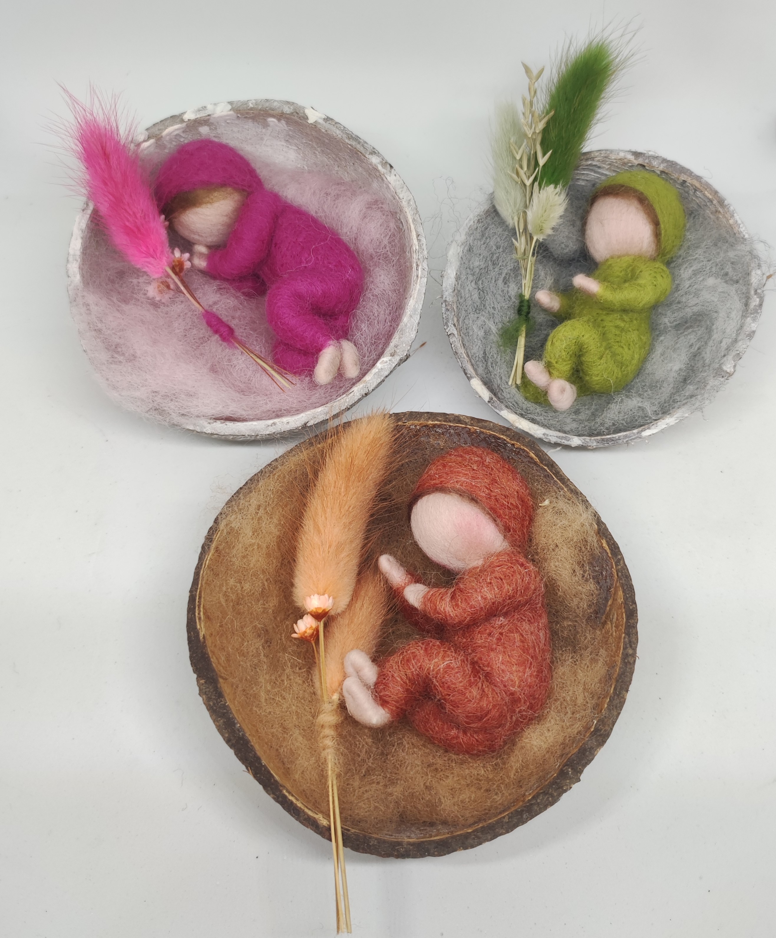 Stap voor stap begeleid ik je bij het maken van je eigen koesterpopje uit wol. Samen met die details die het voor jou heel persoonlijk maken.