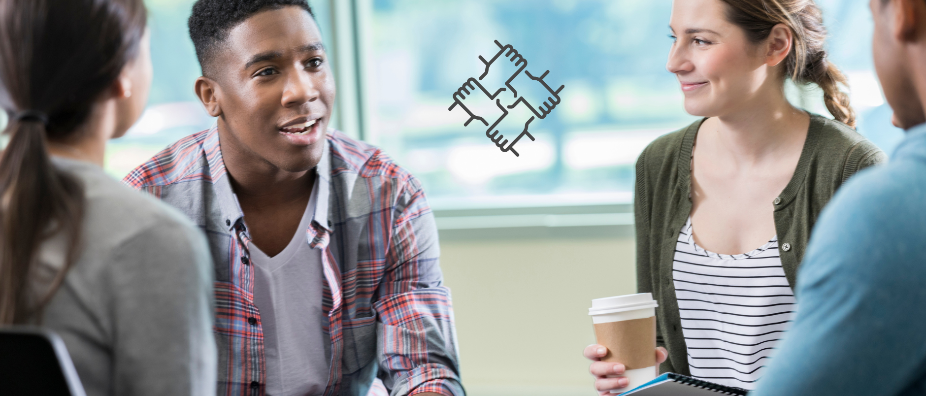 volwassenen pratend in groep