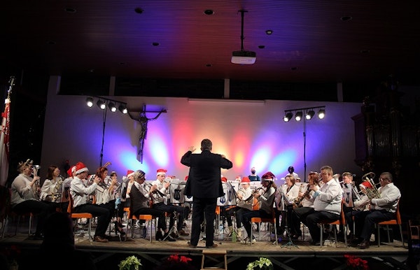 Prachtig Kerstconcert gebracht door onze muzikanten onder leiding van hun dirigent Patrick Verhaegen . Iedereen van harte welkom !
