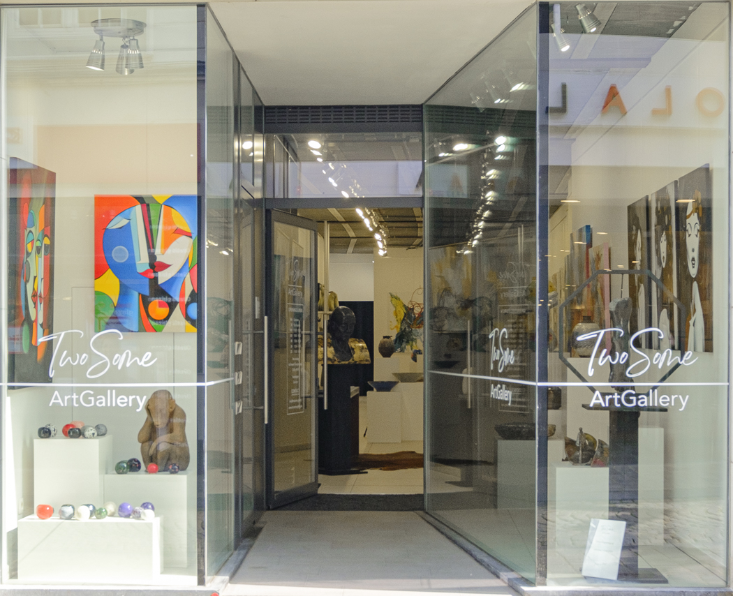 Trendy kunstgalerij waar zowel kunstenaars als bezoekers kunnen genieten van diverse en steeds wisselende kunstdisciplines. 