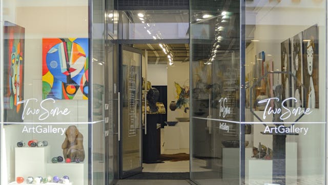 Trendy kunstgalerij waar zowel kunstenaars als bezoekers kunnen genieten van diverse en steeds wisselende kunstdisciplines.