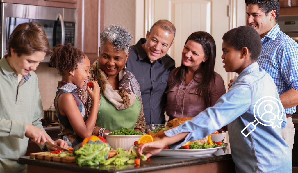 Familie rond de tafel staand, multicultureel