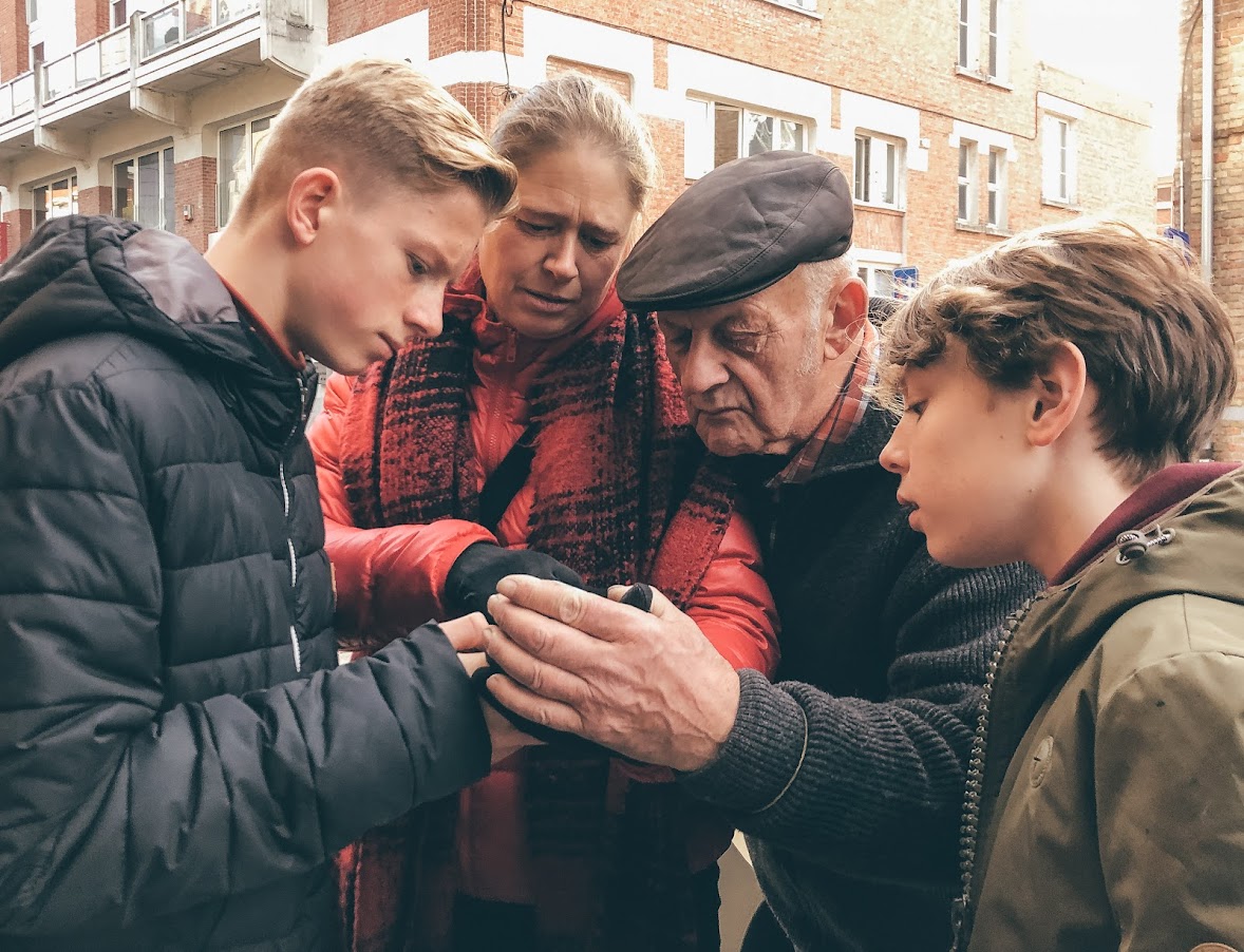 Familie met grootvader