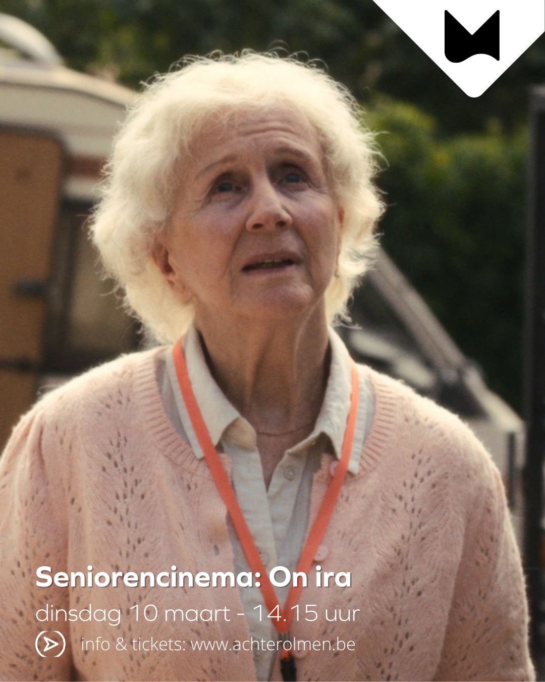 oudere dame voor een camper