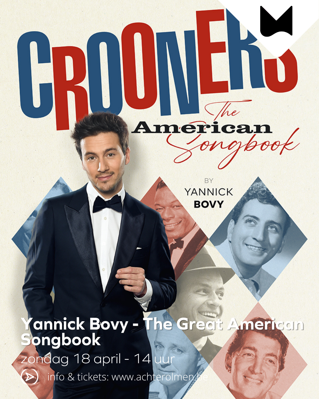 Yannick in smoking met strikje voor achtergrond met Amerikaanse letters en foto's van crooners