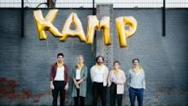 Afbeelding van mensen die naast elkaar staan, elk met een letterballon in de hand. Samen vormt het de titel.