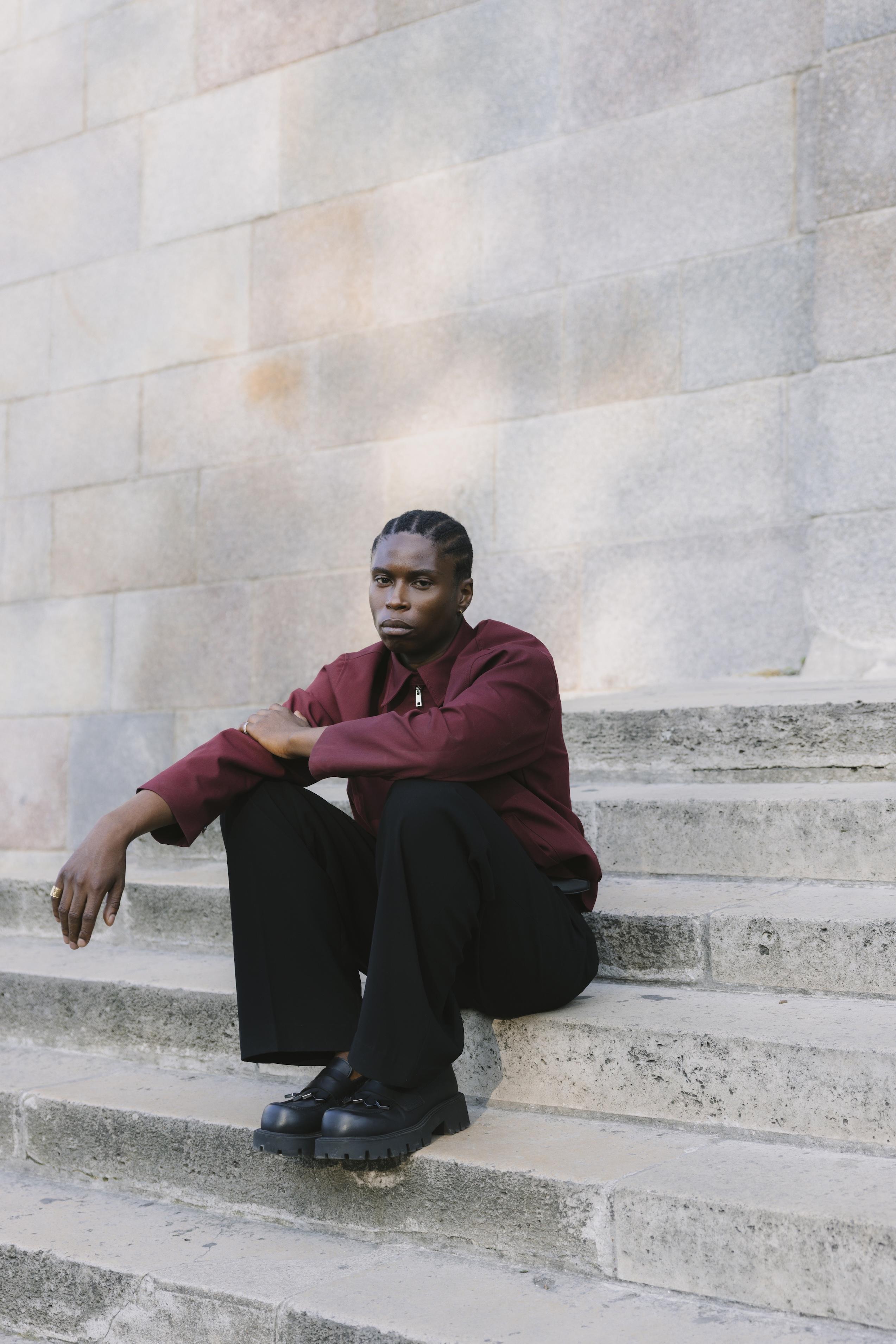 Met zijn warme stem en dromerige mix van akoestiek, elektronica en Xhosa-traditie maakt Bongeziwe Mabandla muziek die recht naar het hart gaat.