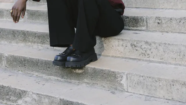 Met zijn warme stem en dromerige mix van akoestiek, elektronica en Xhosa-traditie maakt Bongeziwe Mabandla muziek die recht naar het hart gaat.