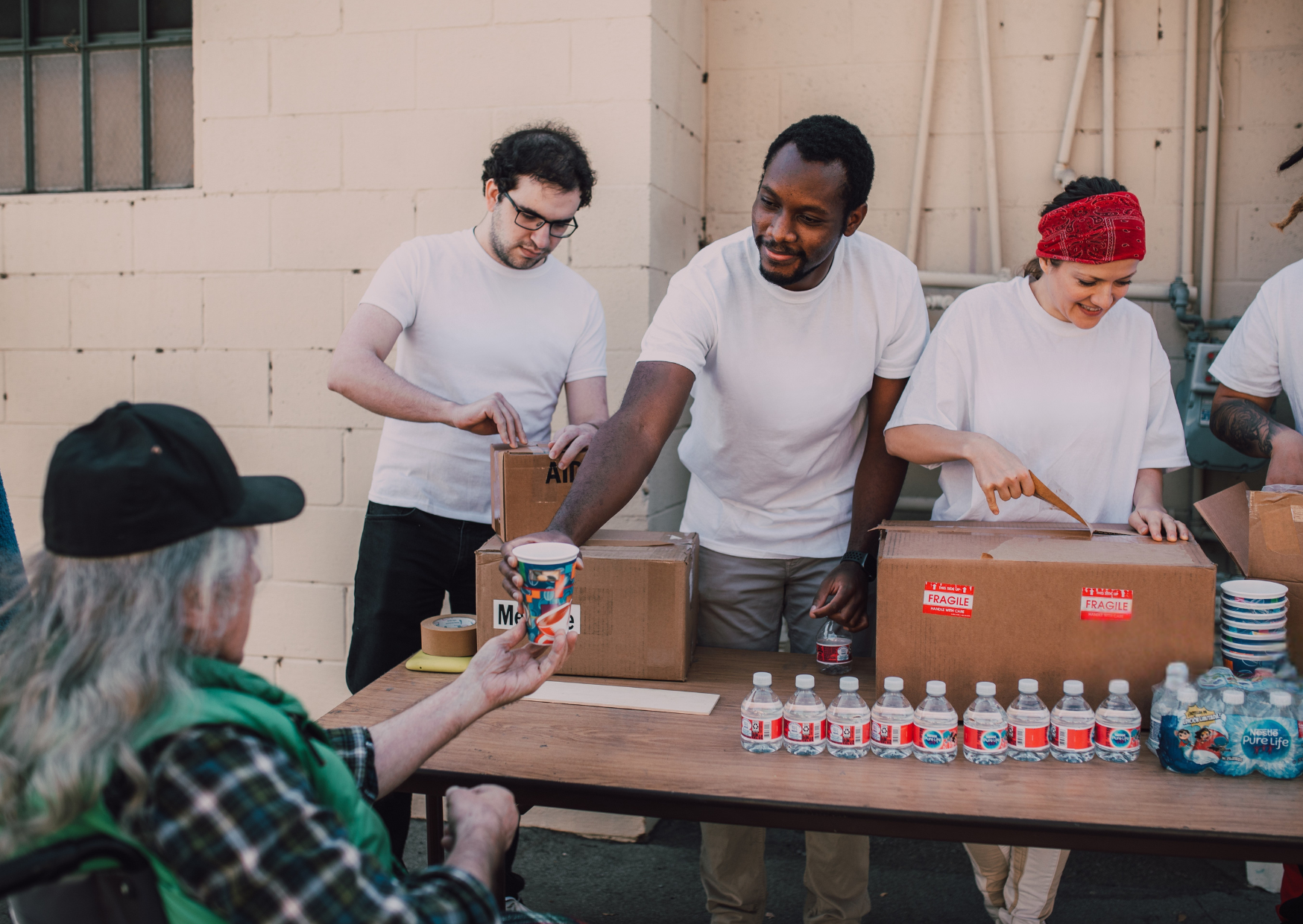 mensen die water en voedsel uitdelen