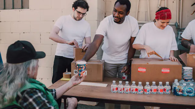 mensen die water en voedsel uitdelen