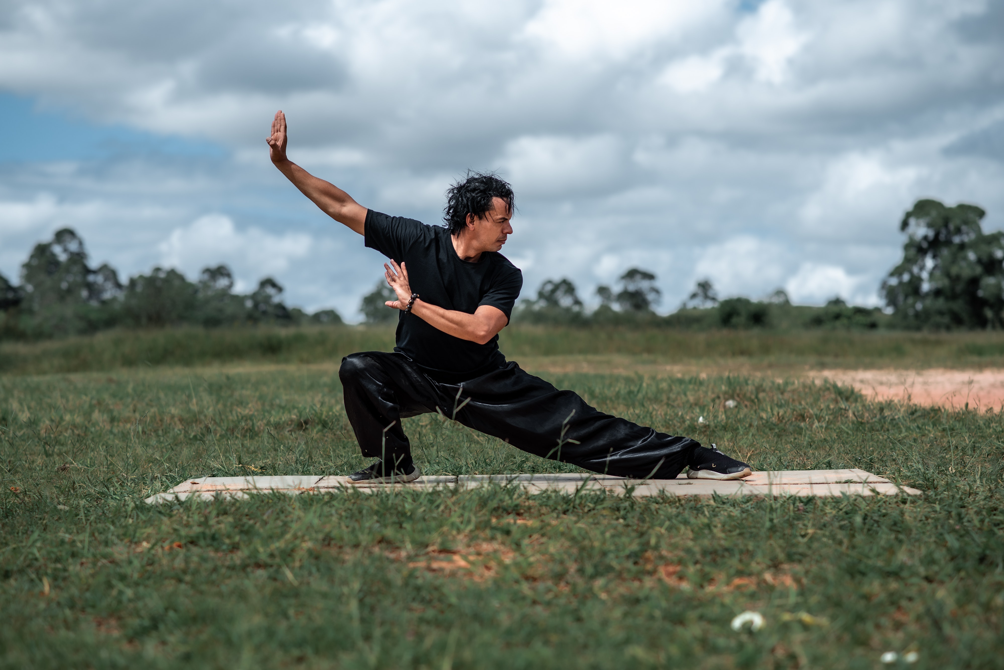 Oosterse vroegmorgenwandeling met Tai-Chi