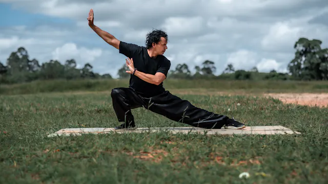 Oosterse vroegmorgenwandeling met Tai-Chi