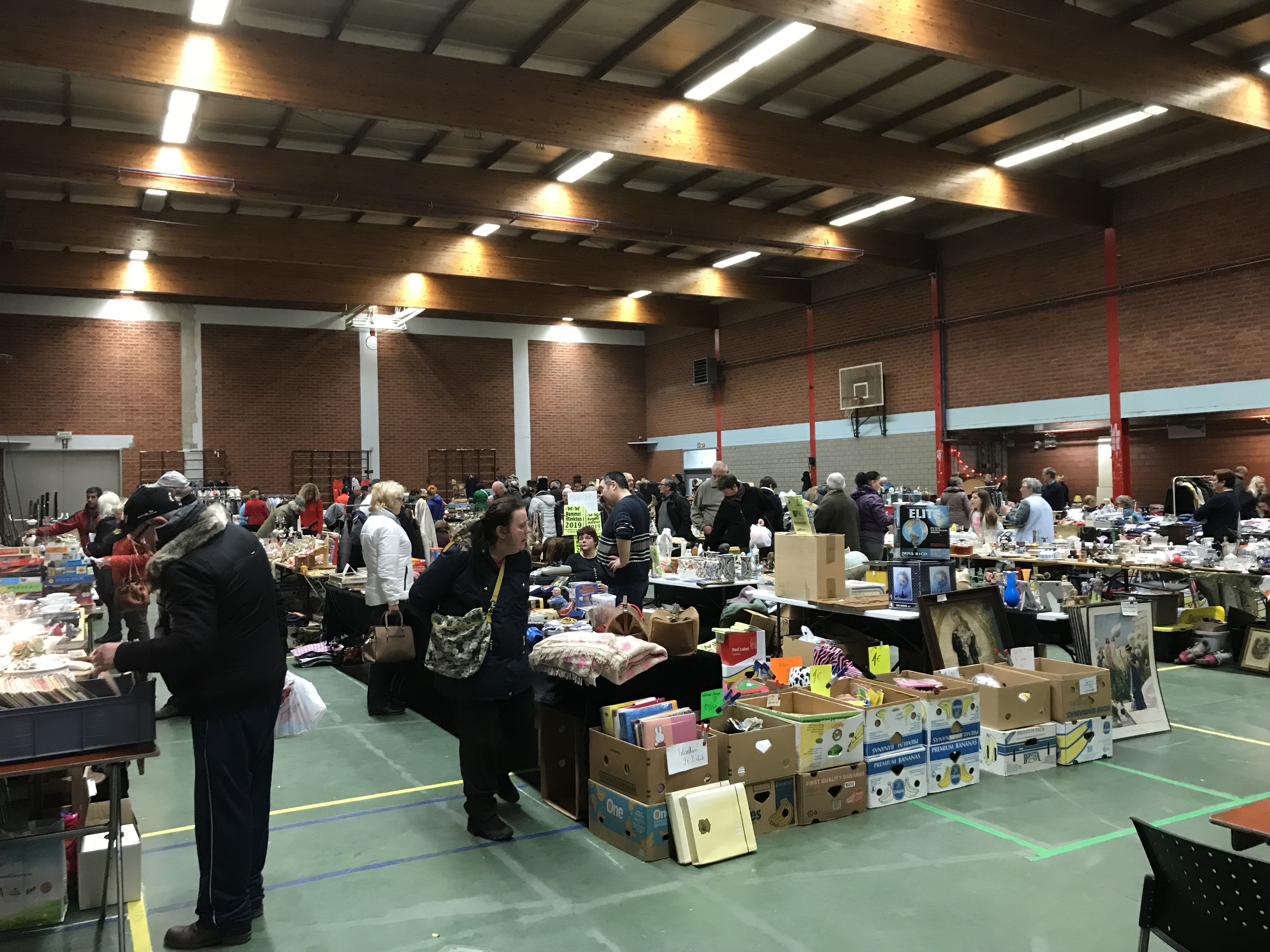 sfeerbeeld binnenrommelmarkt