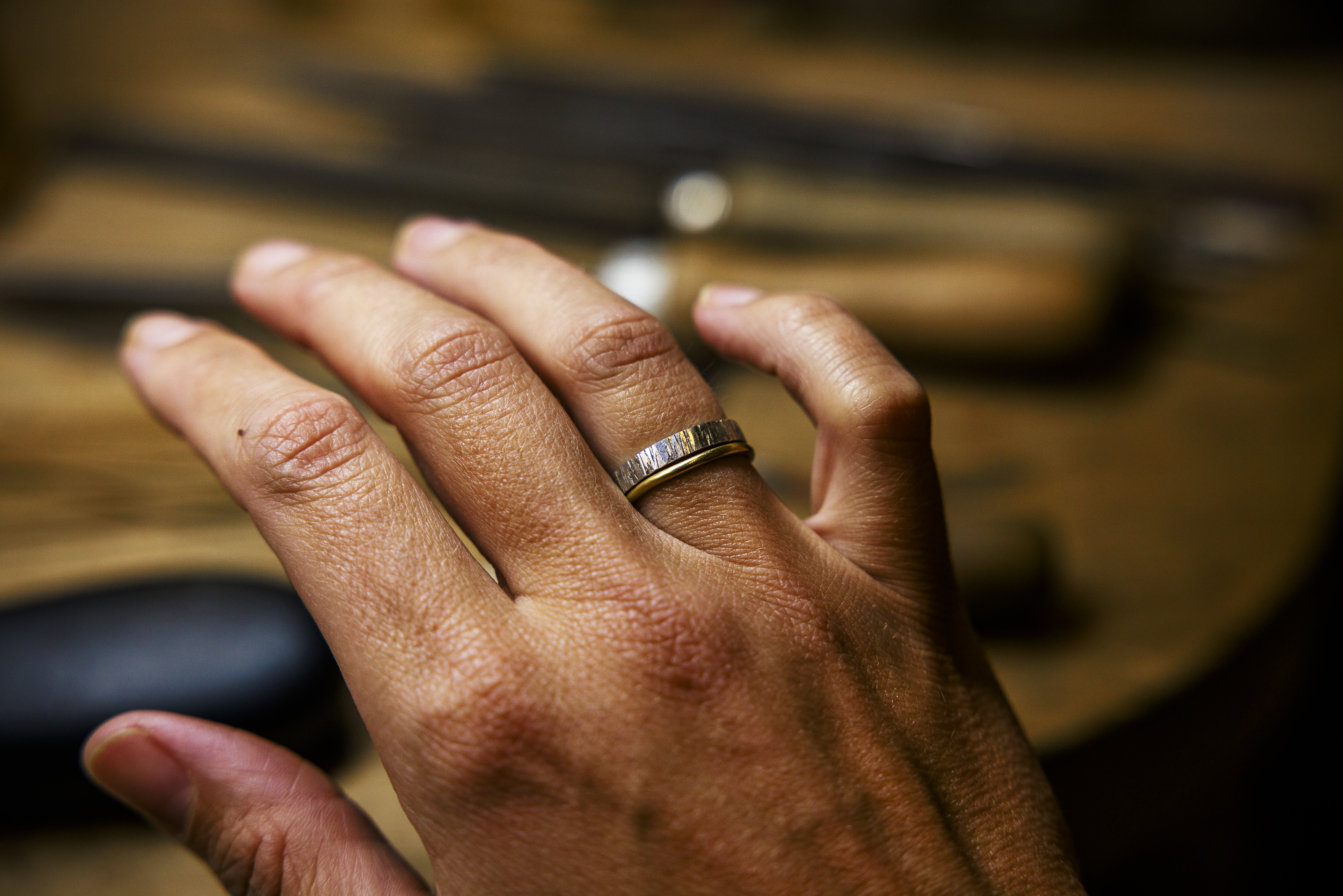 Hand met ambachtelijke zilveren ring 