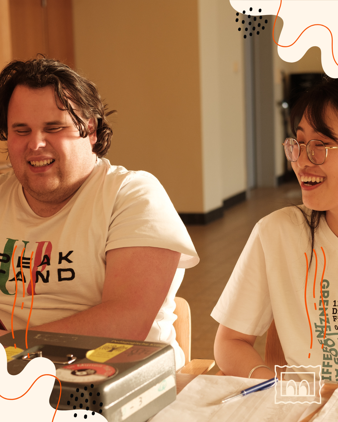 Twee personen zijn aan het lachen tijdens het disABILITY Filmfestival.