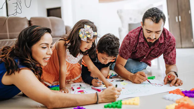 Gezin samen aan het tekenen op de grond
