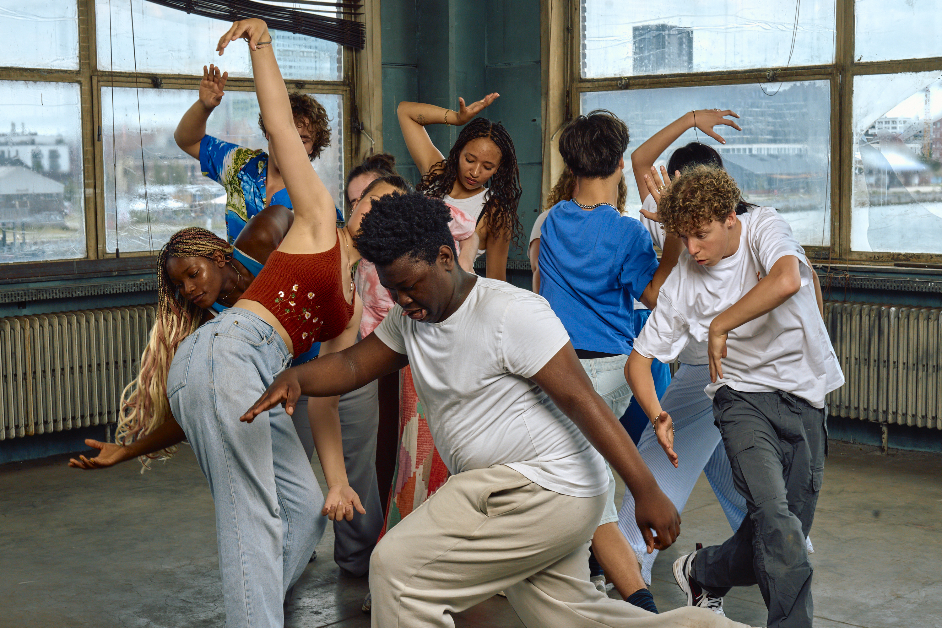 Een groep tieners die middenin beweging zijn op foto getrokken.