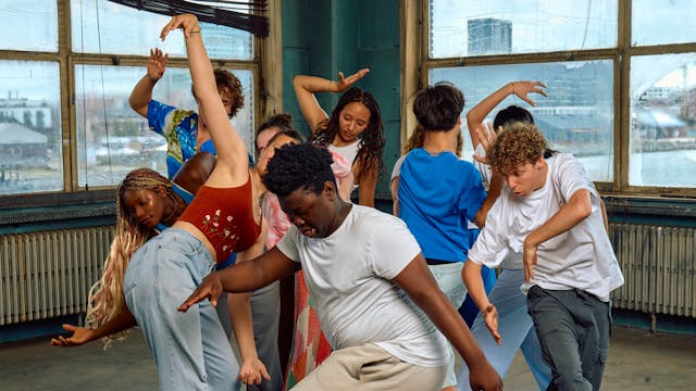 Een groep tieners die middenin beweging zijn op foto getrokken.