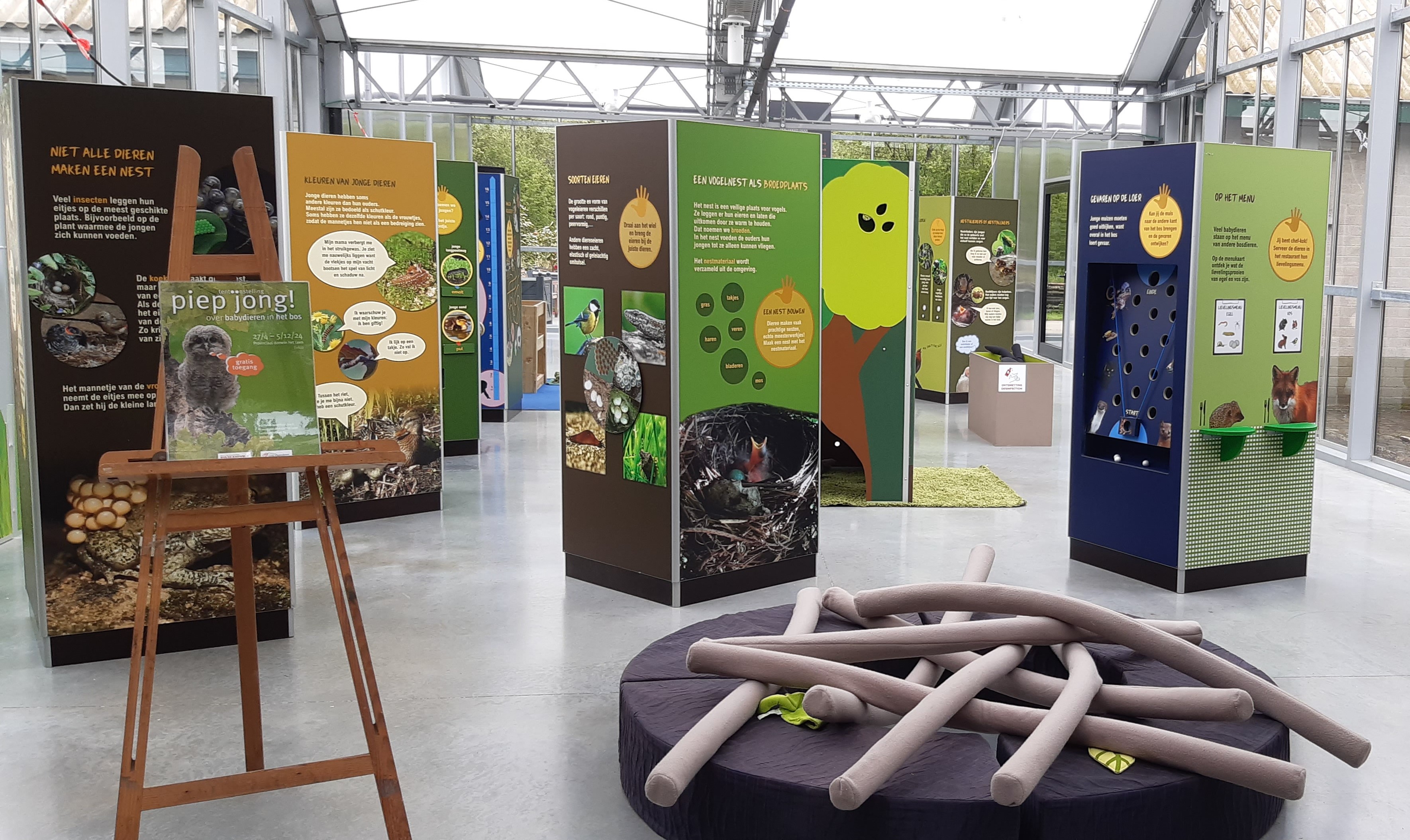 opstelling tentoonstelling Piep Jong! met informatiezuilen