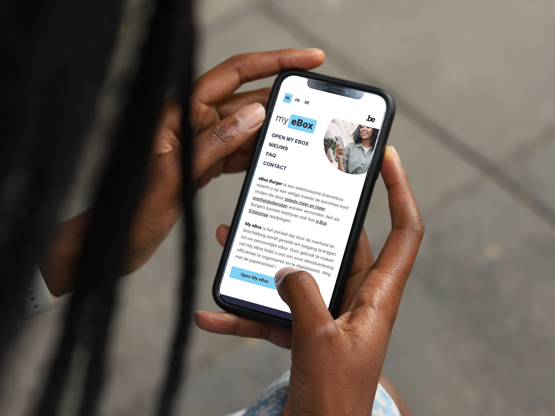 Persoon die smartphone vasthoudt waarop het welkomstscherm van my Ebox op te zien is