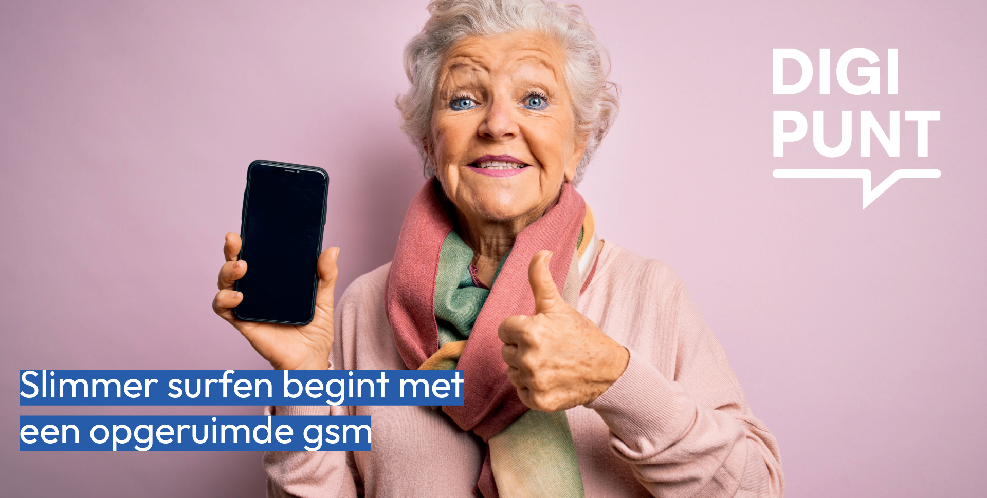 oudere dame houdt smartphone vast en steekt haar duim van haar andere hand omhoog