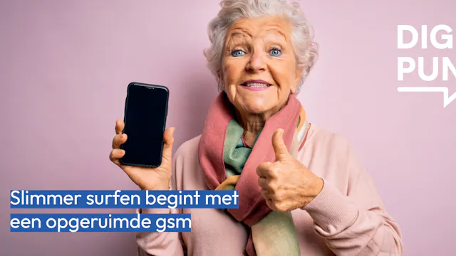 oudere dame houdt smartphone vast en steekt haar duim van haar andere hand omhoog