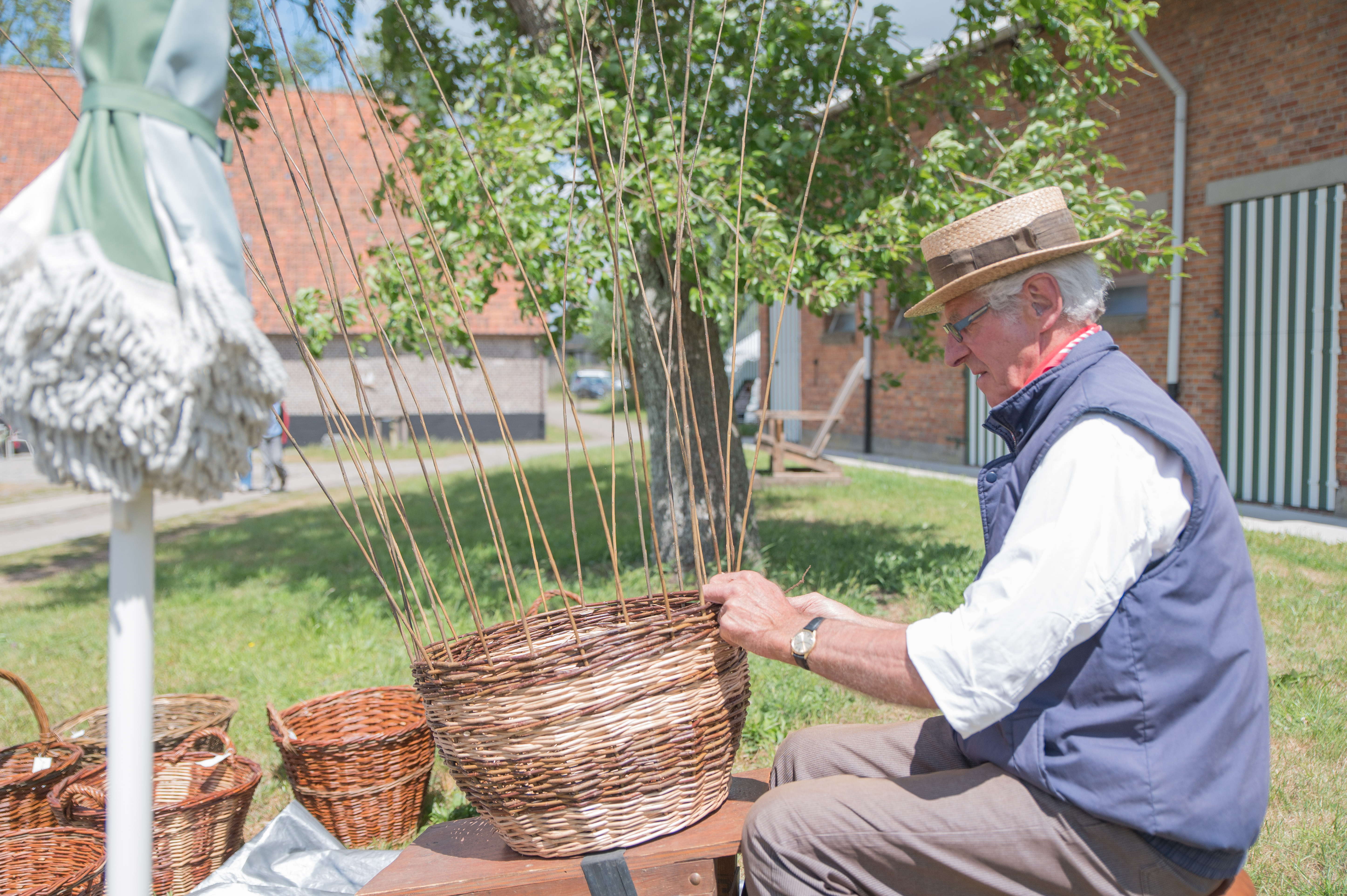 Mandenvlechter aan het werk
