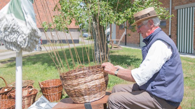 Mandenvlechter aan het werk