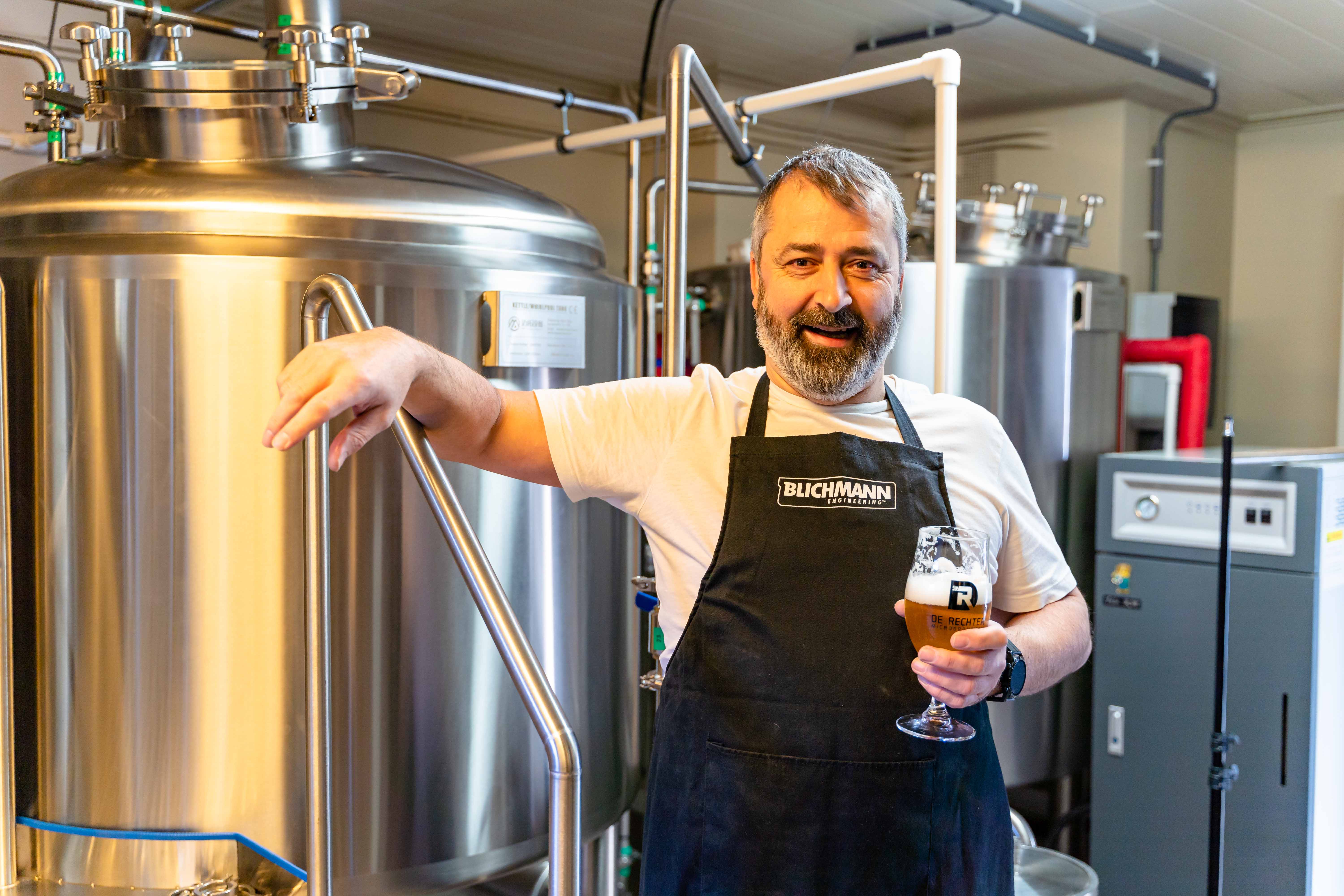 Brouwer Eddy in zijn brouwerij