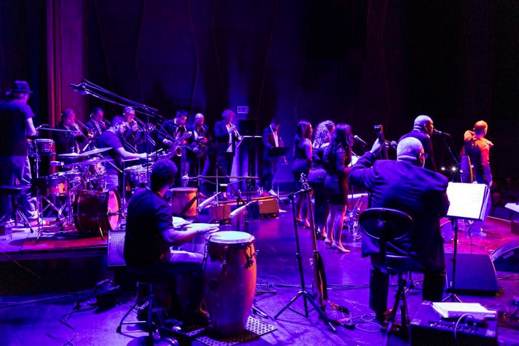 Conmuchogustobigbandstage