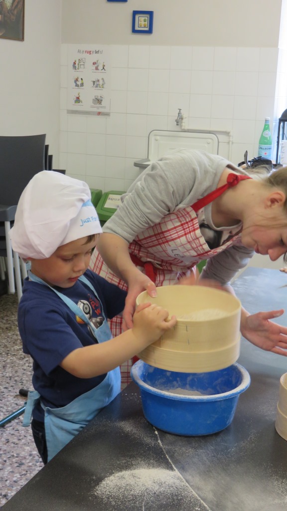Onze kleine bakkers aan het werk.