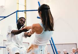 Een man en een vrouw dansen.