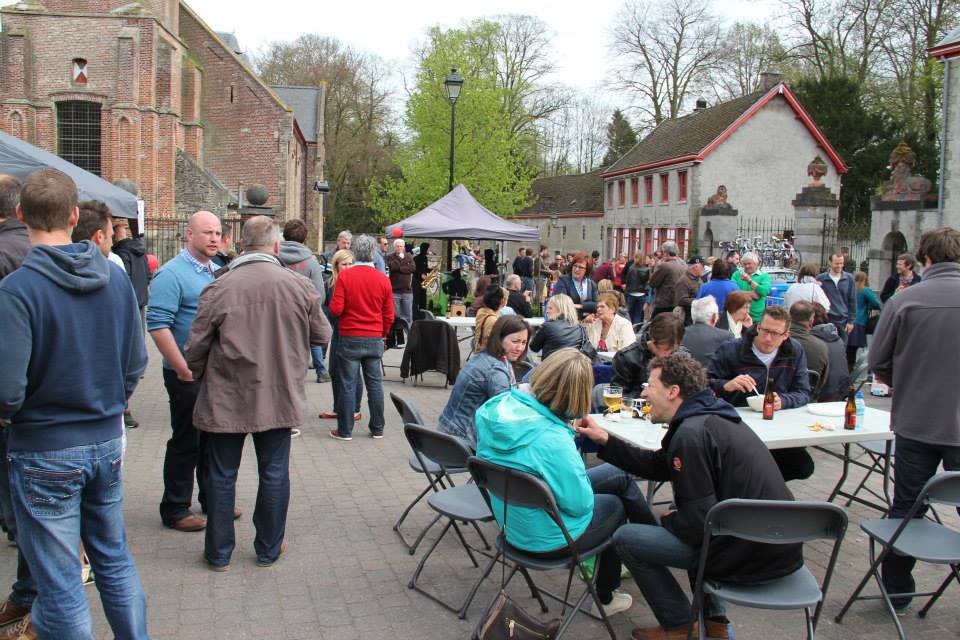 Gezellige sfeer met live muziek tijdens doortocht Ronde van Vlaanderen.