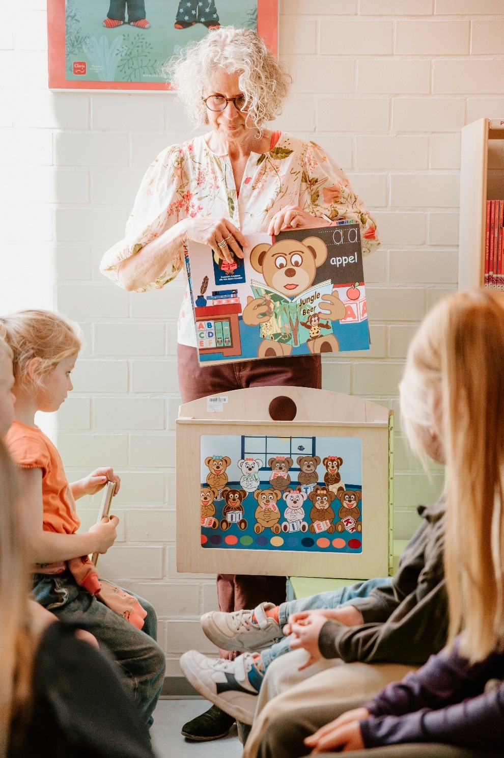 Dame leest voor met kamishibai