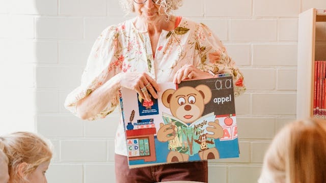 Dame leest voor met kamishibai