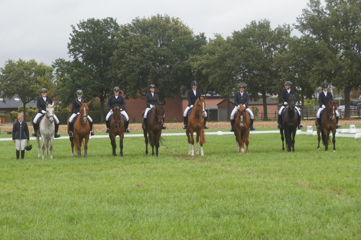 Ruiters & amazones van LRV Wortel in groepsdressuur