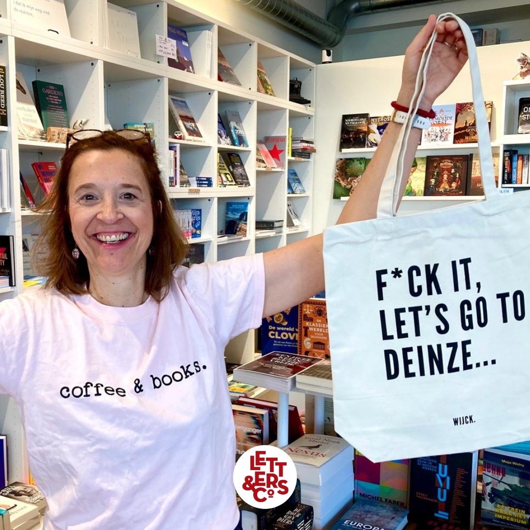 Lies binnen in de winkel