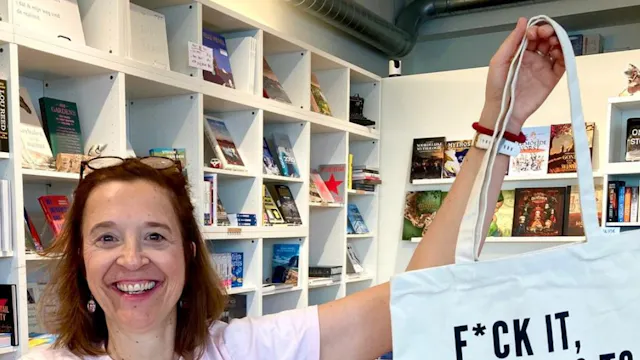 Lies binnen in de winkel