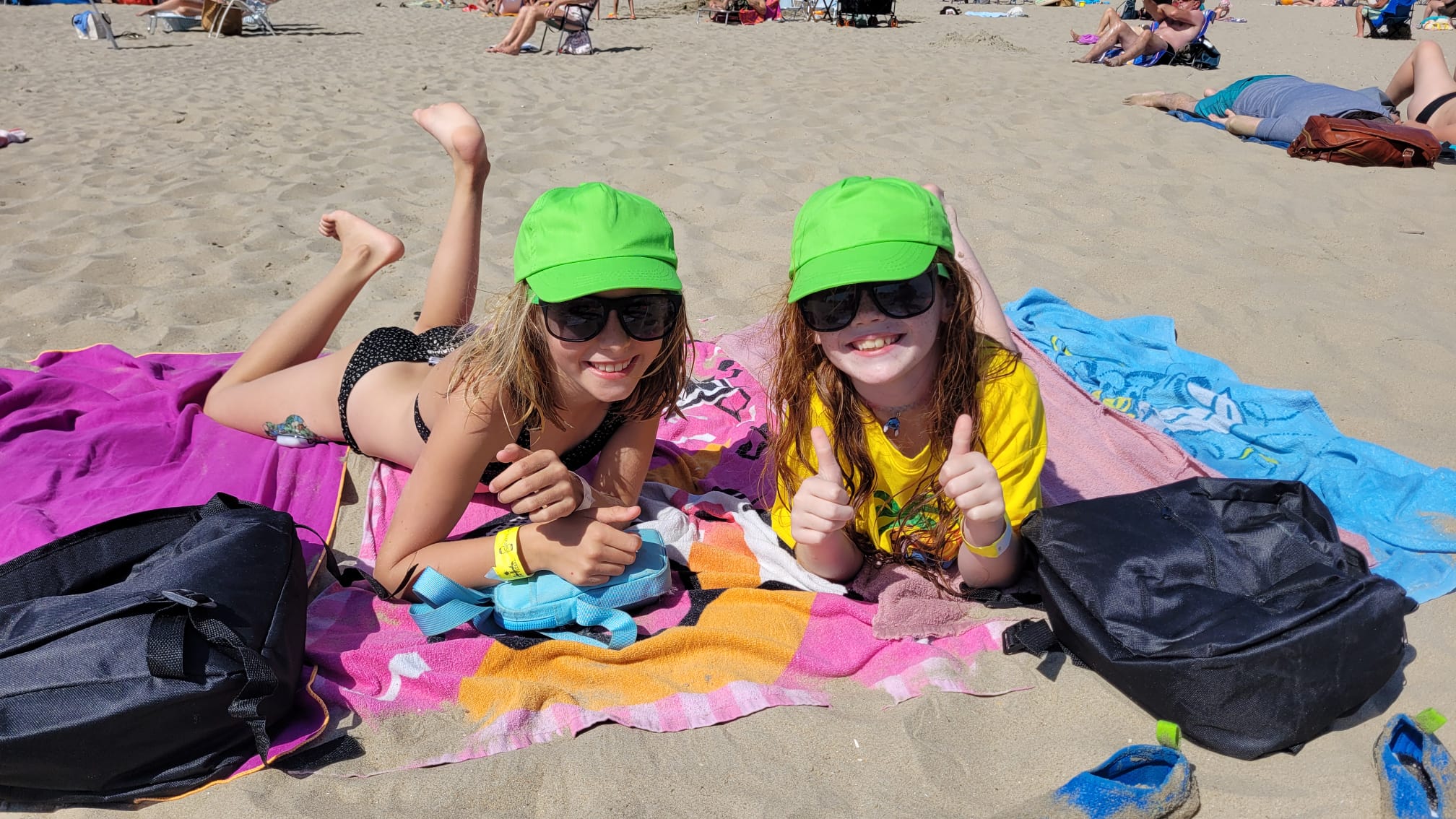 Genieten aan het strand met vriendjes en vriendinnetjes