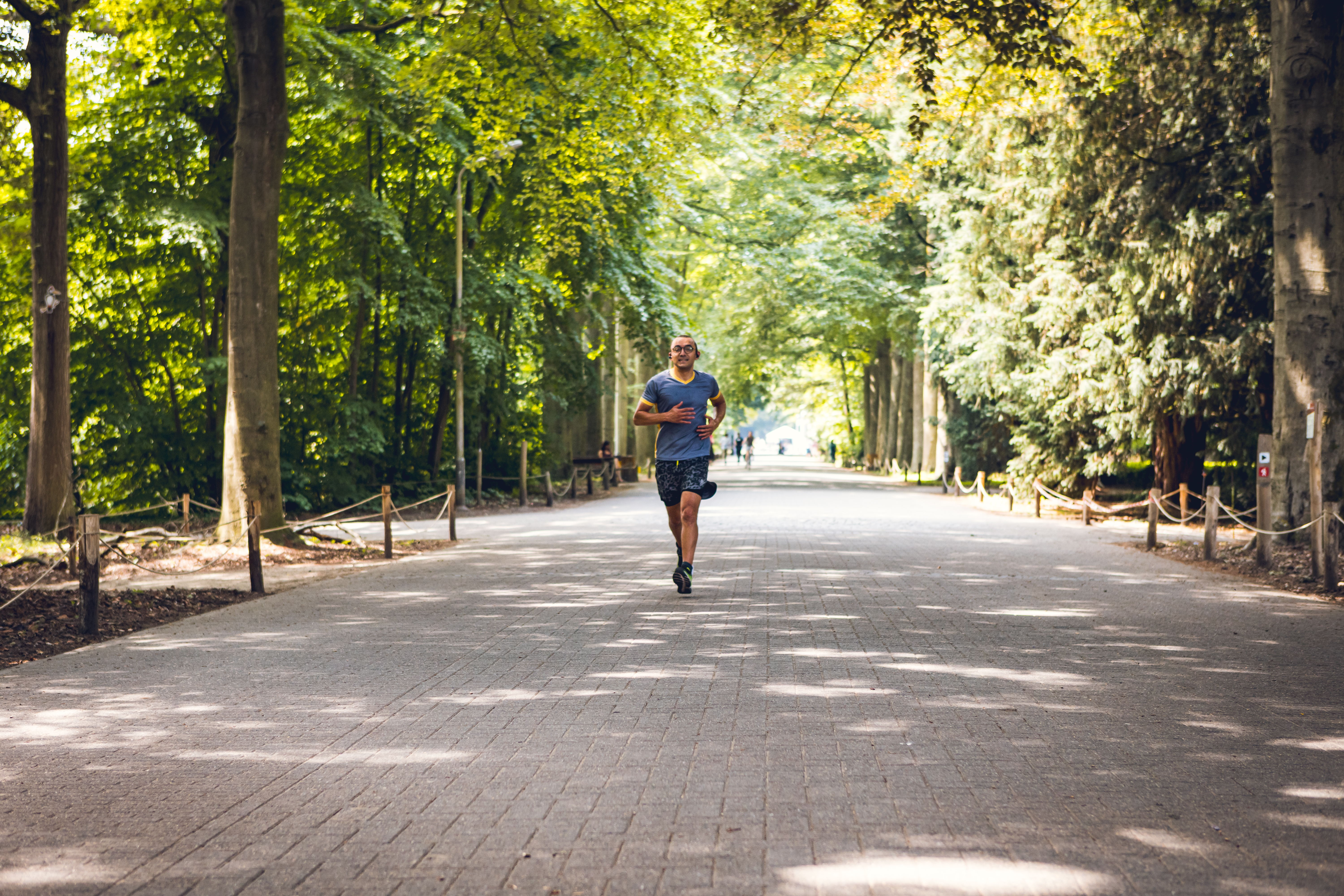 Loper op de Parkweg in het Rivierenhof