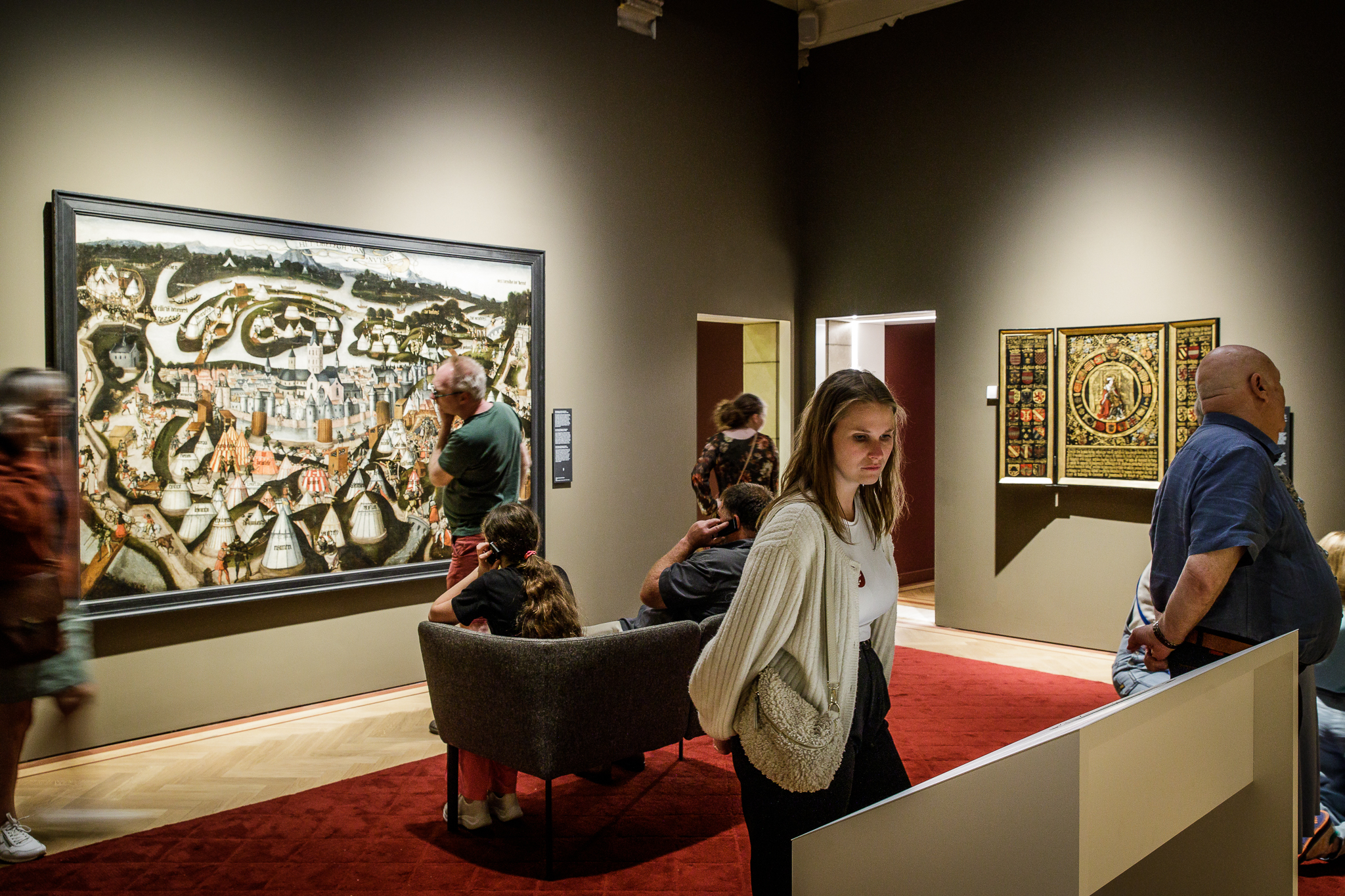 Zaalzicht met bezoekers in Museum Hof van Busleyden