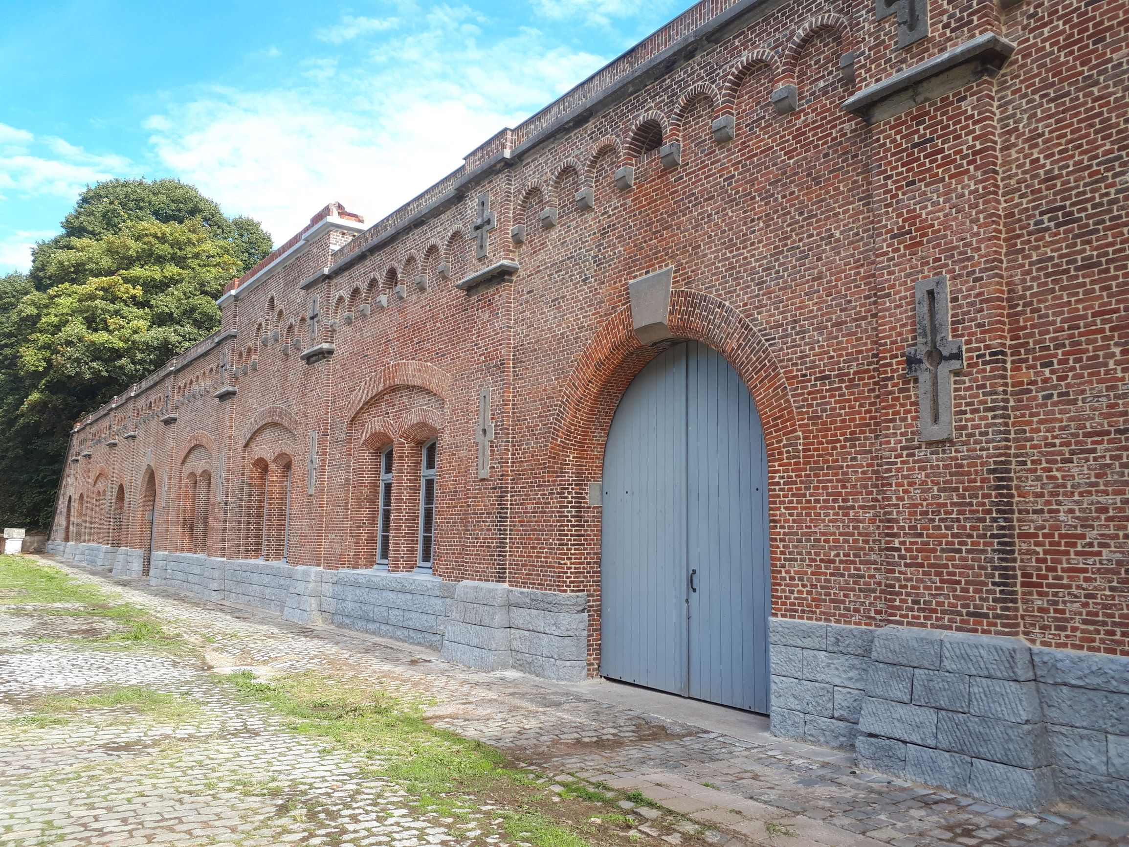 Hoofdfront van Fort2 na recente restauratie