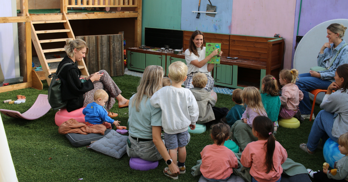 Auteur Yasmine Versteele leest voor uit haar boek.